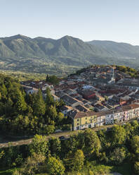 Luftaufnahme von Nusco, einer kleinen Stadt in den Bergen von Irpinia, Avellino, Italien. - AAEF25731
