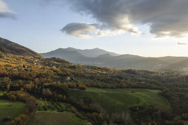 Luftaufnahme einer Berg- und Hügellandschaft mit Weinbergen und Häusern auf dem Land bei Sonnenuntergang in Herbstfarben, Irpinia, Avellino, Kampanien, Italien. - AAEF25732