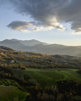 Luftaufnahme einer Berg- und Hügellandschaft mit Weinbergen und Häusern auf dem Land bei Sonnenuntergang in Herbstfarben, Irpinia, Avellino, Kampanien, Italien. - AAEF25733