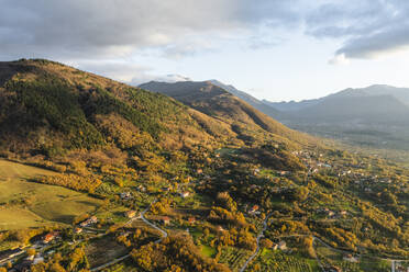 Luftaufnahme einer Berg- und Hügellandschaft mit Weinbergen und Häusern auf dem Land bei Sonnenuntergang in Herbstfarben, Irpinia, Avellino, Kampanien, Italien. - AAEF25750