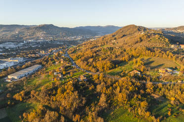 Luftaufnahme der Autobahn durch das Tal mit Bergen in Atripalda, Avellino, Irpinia, Kampanien, Italien. - AAEF25796