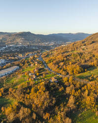 Luftaufnahme der Autobahn durch das Tal mit Bergen in Atripalda, Avellino, Irpinia, Kampanien, Italien. - AAEF25797