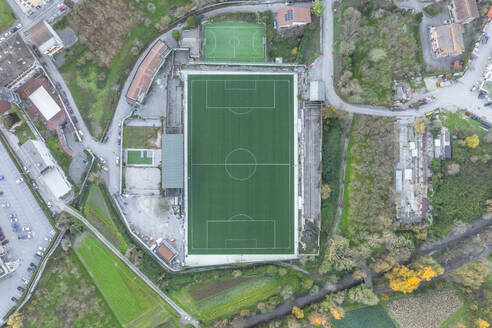 Luftaufnahme des Fußballplatzes von Atripalda, Avellino, Irpinia, Kampanien, Italien. - AAEF25803