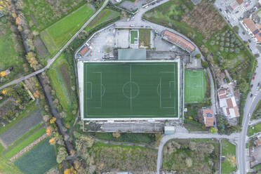 Luftaufnahme des Fußballplatzes von Atripalda, Avellino, Irpinia, Kampanien, Italien. - AAEF25804