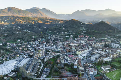 Luftaufnahme von Atripalda, einer von Bergen umgebenen Kleinstadt in der Nähe von Avellino, Irpinia, Kampanien, Italien. - AAEF25805
