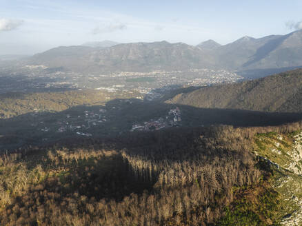 Luftaufnahme des Bergtals bei Sonnenuntergang und Dunst in Herbstfarben bei Solofra, Avellino, Irpinia, Kampanien, Italien. - AAEF25818