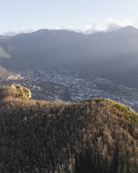 Luftaufnahme des Monte Pergola bei Sonnenuntergang mit Blick auf Solofra, eine kleine Stadt in der Nähe von Avellino, Irpinia, Kampanien, Italien. - AAEF25833