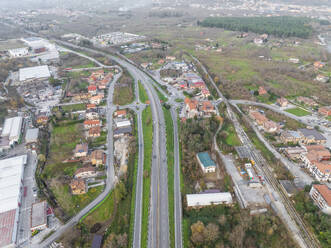 Luftaufnahme von Fahrzeugen auf der Landstraße über das Tal in Serino, Irpinia, Avellino, Kampanien, Italien. - AAEF25841