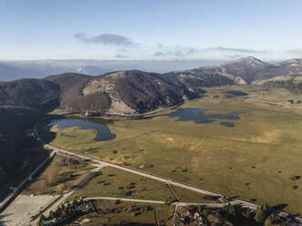 Luftaufnahme des Laceno-Sees (Lago Laceno), eines Stausees auf einem hoch gelegenen Berg in Bagnoli Irpino, Avellino, Irpinia, Kampanien, Italien. - AAEF25871