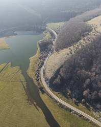 Luftaufnahme einer Straße entlang des Laceno-Sees (Lago Laceno), einem Stausee auf einem hoch gelegenen Berg in Bagnoli Irpino, Avellino, Irpinia, Kampanien, Italien. - AAEF25882