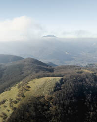 Luftaufnahme der Picentini-Bergkette in der Nähe des Laceno-Sees (Lago Laceno) in Bagnoli Irpino, Avellino, Irpinia, Kampanien, Italien. - AAEF25884