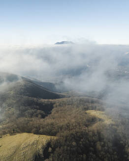 Luftaufnahme der Picentini-Bergkette in der Nähe des Laceno-Sees (Lago Laceno) in Bagnoli Irpino, Avellino, Irpinia, Kampanien, Italien. - AAEF25887