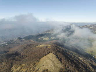 Luftaufnahme der Picentini-Bergkette in der Nähe des Laceno-Sees (Lago Laceno) in Bagnoli Irpino, Avellino, Irpinia, Kampanien, Italien. - AAEF25901