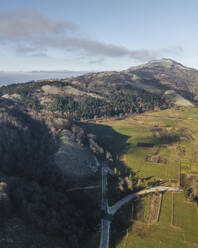 Luftaufnahme einer Bergstraße auf der Laceno-Hochebene, einem Tal auf einem Hochgebirge in der Nähe des Laceno-Sees (Lago Laceno) in Bagnoli Irpino, Avellino, Irpinia, Kampanien, Italien. - AAEF25906