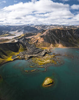 Luftaufnahme einer alten Eruption in der Nähe des Landmannalaugar-Nationalparks in Island mit einer Drohne. - AAEF25921