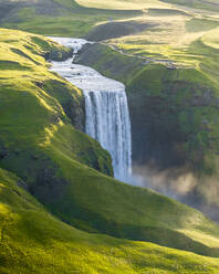 Drohnenaufnahme des Skógafoss-Wasserfalls bei Sonnenaufgang im Sommer, Südisland. - AAEF25938