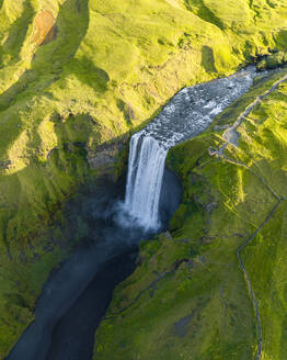 Drohnenaufnahme des Skógafoss-Wasserfalls bei Sonnenaufgang im Sommer, Südisland. - AAEF25939
