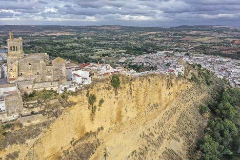 Luftaufnahme einer Kathedrale, der Iglesia de San Pedro, auf einem Sandsteinfelsen in der Stadt Arcos de la Frontera in Cádiz, Andalusien, Spanien. - AAEF25941