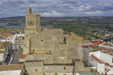 Luftaufnahme einer Kathedrale, der Iglesia de San Pedro, auf einem Sandsteinfelsen in der Stadt Arcos de la Frontera in Cádiz, Andalusien, Spanien. - AAEF25943