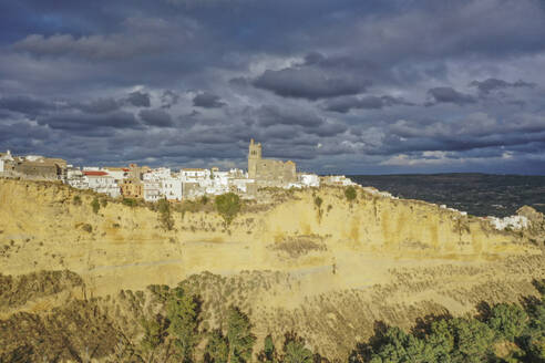 Luftaufnahme einer Kathedrale, der Iglesia de San Pedro, auf einem Sandsteinfelsen in der Stadt Arcos de la Frontera in Cádiz, Andalusien, Spanien. - AAEF25944