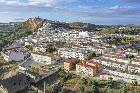 Luftaufnahme der Stadt Arcos de la Frontera mit ihren weißen Häusern und roten Dächern, die an senkrechten Klippen in Cádiz, Andalusien, Spanien, emporragen. - AAEF25946