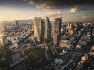 Luftaufnahme des Finanzviertels von Mexiko-Stadt mit Wolkenkratzern und dem Stadtzentrum bei Sonnenuntergang, Mexiko. - AAEF25952