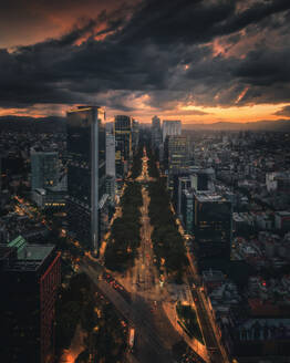 Luftaufnahme des Finanzviertels von Mexiko-Stadt mit Wolkenkratzern und dem Stadtzentrum bei Sonnenuntergang, Mexiko. - AAEF25958