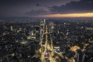 Luftaufnahme des Finanzviertels von Mexiko-Stadt mit Wolkenkratzern und dem Stadtzentrum bei Sonnenuntergang, Mexiko. - AAEF25960