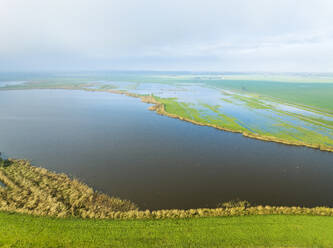 Luftaufnahme eines Sees mit Schilf und überschwemmtem Grasland im Naturgebiet Sondeler Leien, Sondel, Gaasterland, Friesland, Niederlande. - AAEF25962