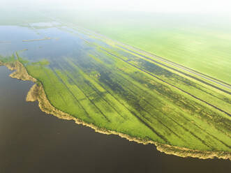 Luftaufnahme von überschwemmtem Grünland am See im Naturgebiet Sondeler Leien, Sondel, Gaasterland, Friesland, Niederlande. - AAEF25963