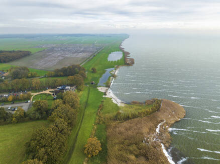 Luftaufnahme der Klippen Mirnser Klif und Mokkebank, IJsselmeerküste, Mirns, Gaasterland, Friesland, Niederlande. - AAEF25969
