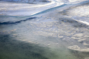 Luftaufnahme, die zeigt, wie das Meer sanft auf die Sandbank trifft und eine ruhige Meereslandschaft schafft, Australien. - AAEF25980