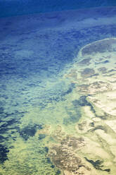 Luftaufnahme des sich ausdehnenden Ozeans mit einer Sandbank, die eine ruhige und malerische Meereslandschaft bildet, Australien. - AAEF25983