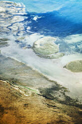 Luftaufnahme, die die Schönheit des spiegelnden Wassers, des goldenen Sandes und der wogenden Dünen einfängt, Australien. - AAEF25984