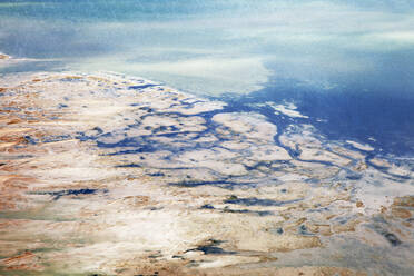 Luftaufnahme, die zeigt, wie das Meer in die Sandbank eindringt und eine ruhige Szene schafft, Australien. - AAEF25986