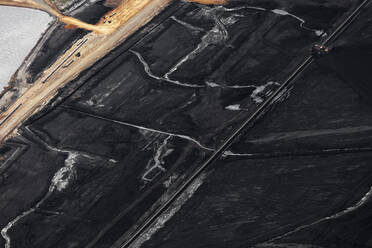 Luftaufnahme eines Tagebaus, der umfangreiche Rohstoffgewinnungs- und -verarbeitungsarbeiten zeigt, Australien. - AAEF26007