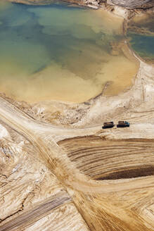 Luftperspektive, die die Bewegung eines Bergbau-LKWs beim Durchfahren des Bodens einfängt, Australien. - AAEF26010