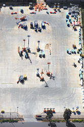 Luftaufnahme von geparkten Baumaschinen auf einer Baustelle, die einen organisierten Arbeitsbereich zeigen, Australien. - AAEF26013