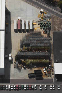 Luftaufnahme von gestapelten Eisenwaren auf einem Werksgelände, das organisierte industrielle Materialien zeigt, Australien. - AAEF26014