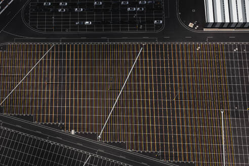 Luftaufnahme eines offenen Asphaltbelags mit abgewinkelten Linien, die ein geordnetes visuelles Muster erzeugen, Australien. - AAEF26015