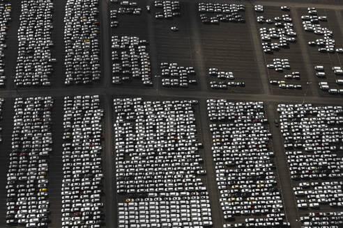 Luftaufnahme eines Fahrzeuglagers, die die Parkanordnung zeigt, Australien. - AAEF26016