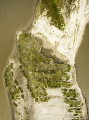 Luftaufnahme einer Sandbank, die der Erosion unterworfen ist, mit leuchtend grüner Flora, die der Landschaft eine natürliche Note verleiht, Australien. - AAEF26021