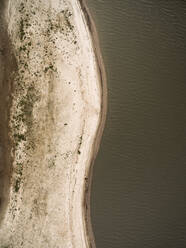 Luftaufnahme des gekrümmten Randes eines Flusses, der eine natürliche Biegung im Wasserlauf bildet, Australien. - AAEF26024