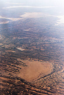 Luftaufnahme einer trockenen Sanddüne in einer gewellten Landschaft, die eine malerische Naturszene darstellt, Australien. - AAEF26026