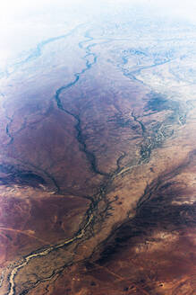 Luftaufnahme eines Flusses in der weitläufigen Wüstenlandschaft, Australien. - AAEF26028