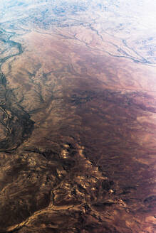 Luftaufnahme des felsigen Geländes, das eine zerklüftete und strukturierte Landschaft zeigt, Australien. - AAEF26029