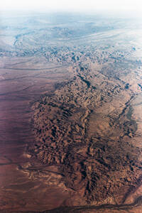 Luftaufnahme der hügeligen Landschaft des trockenen Geländes, die das sanfte Auf und Ab der kargen Umgebung hervorhebt, Australien. - AAEF26030