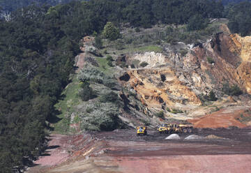 Luftaufnahme eines Bergbau-Kipplasters in Aktion, der Erde im Steinbruch bewegt, Australien. - AAEF26032