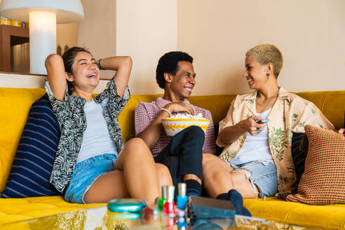 Group of friends bonding at home, LGBTQ and diversity concepts - Homosexual couple and fluid gender non binary young man with cross dressing clothing style having fun in the apartment, LGBT people concepts - DMDF09216