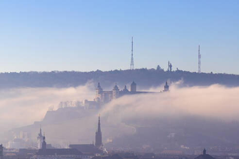 Germany, Bavaria, Wurzburg, Marienberg Fortress shrouded in thick winter fog - NDF01601